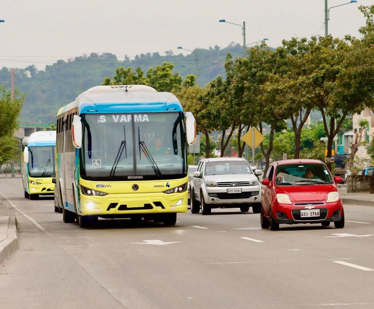 EcEnDirecto's tweet image. #ATENCIÓN
El sistema @metroviagye, aumenta la capacidad de la flota de la #Troncal4 con la incorporación semanal de nuevas unidades, con la finalidad de optimizar las operaciones. Las mejoras reducen las demoras, mejoran las #conexiones entre rutas y optimizan la eficiencia de