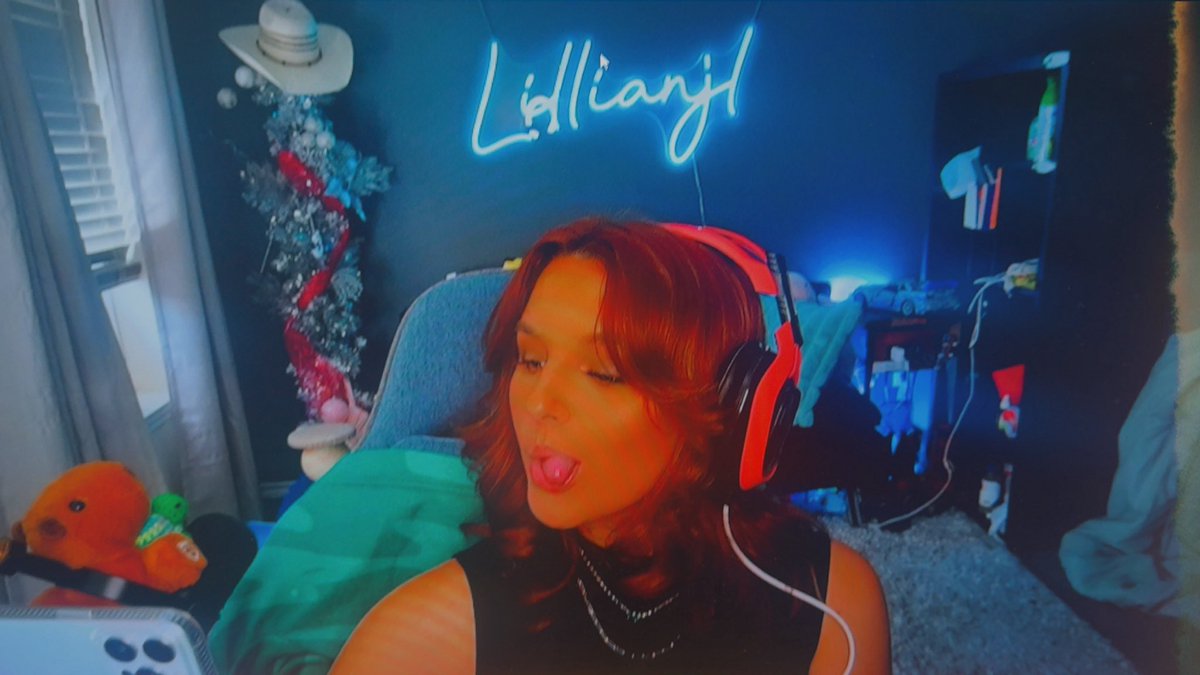 XOSNOWS EDATE 

twitch.tv/lillianjl