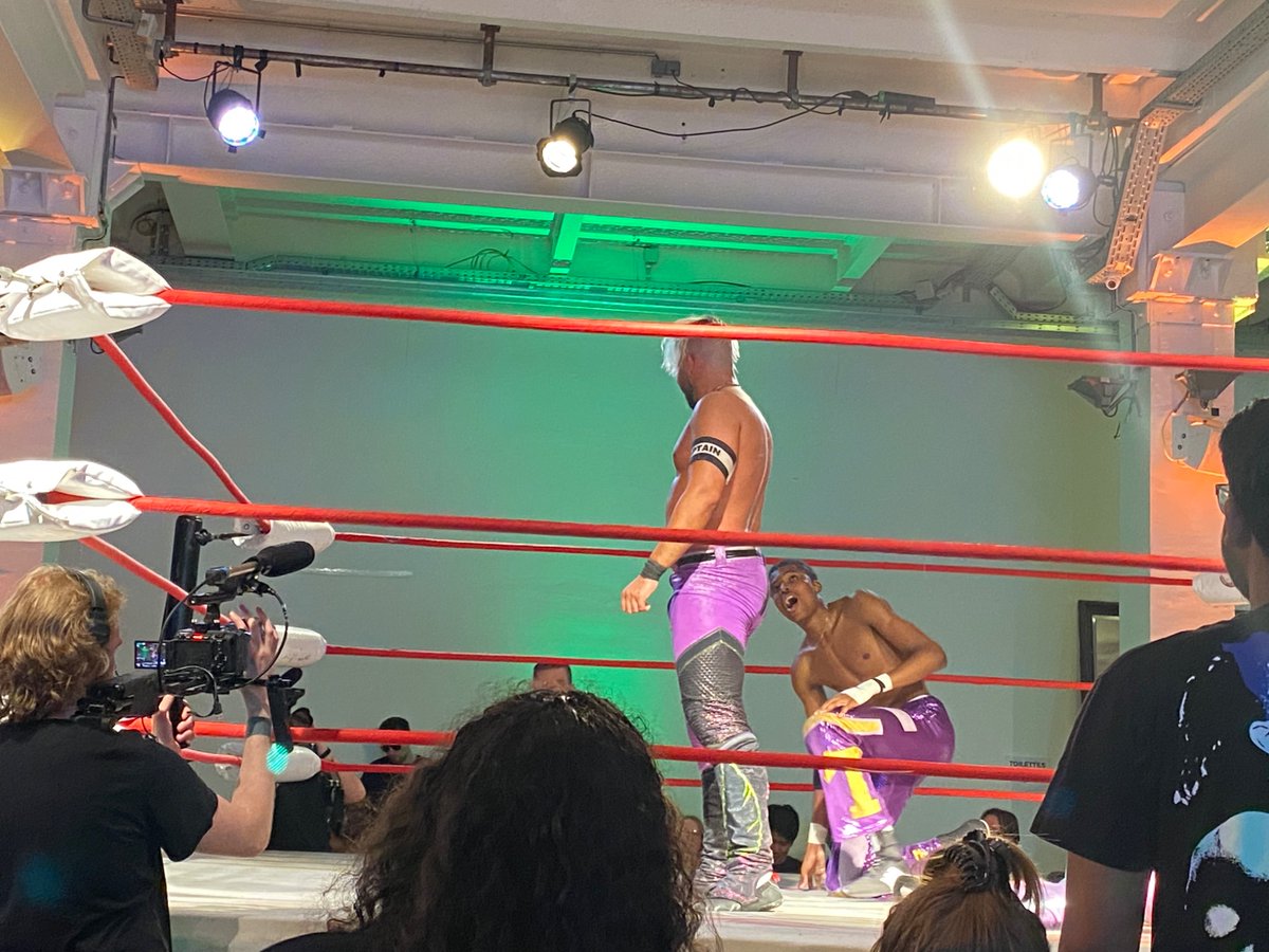 Maximo (@maximo_is_here) on Twitter photo Suite à une intervention de Josh T suivi d’un coup de tablette en pleine tête, <a href="/nextlvlthiago/">Thiago Montero 📈</a> est finalement victorieux contre le WWE ID <a href="/MarcusMathers1/">Marcus Mathers | マーカス・マザーズ</a>. L’américain aura droit au chant please comme back par la suite. Suite à une intervention de Josh T suivi d’un coup de tablette en pleine tête, <a href="/nextlvlthiago/">Thiago Montero 📈</a> est finalement victorieux contre le WWE ID <a href="/MarcusMathers1/">Marcus Mathers | マーカス・マザーズ</a>. L’américain aura droit au chant please comme back par la suite.