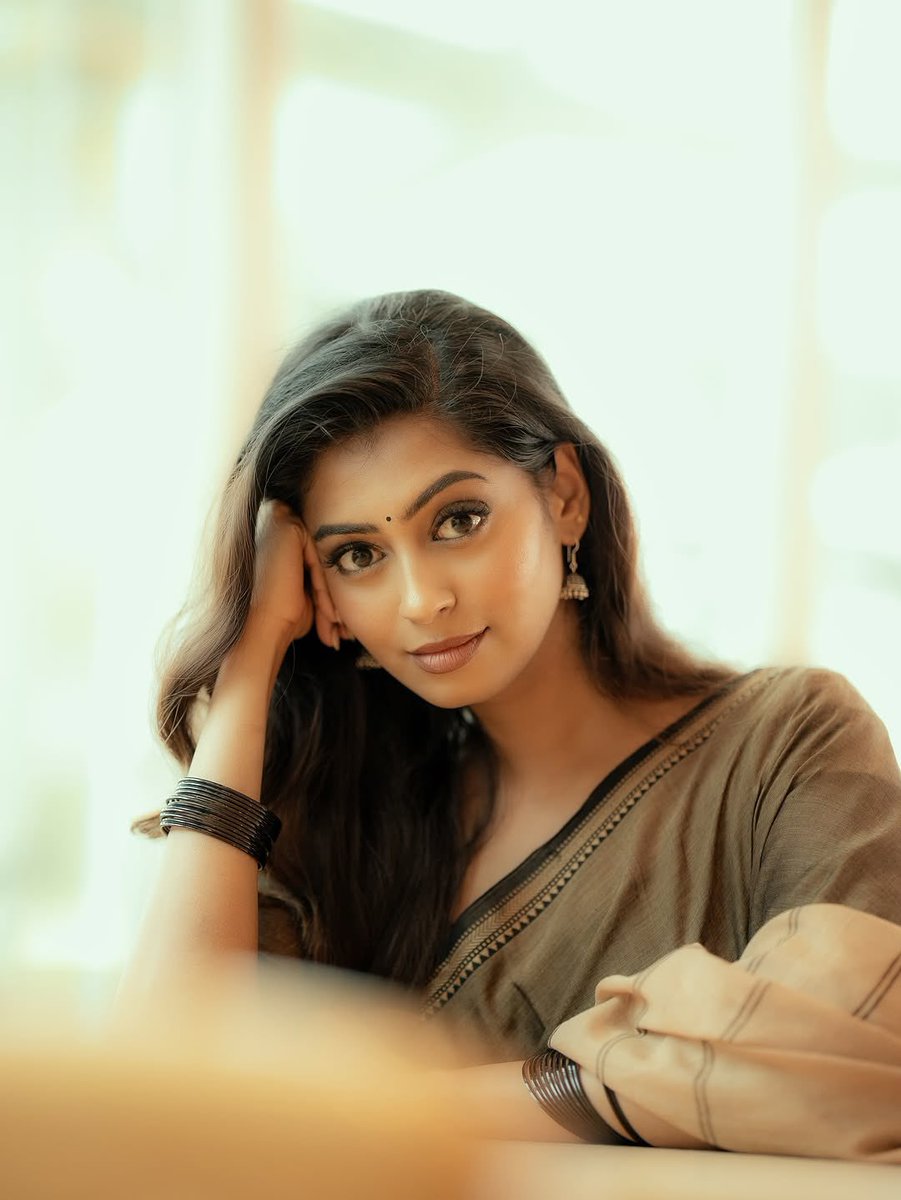 Gkuhasini's tweet photo. Wrapped in warmth, woven in calm โ finding poetry in every glance. ๐ฟ๐ซ๐ ๐ธ Photography: @ourtales_barath ๐ซ Saree: @vinus_vogue ๐ Make up: @shalmua ๐ชก Blouse: @arudpa#Kuhasini โจ #SareeDiaries ๐ช #SoftGlam ๐ธ #InstaMuse ๐ #TamilCinema ๐ฅ https://t.co/bFDp7yxqvv