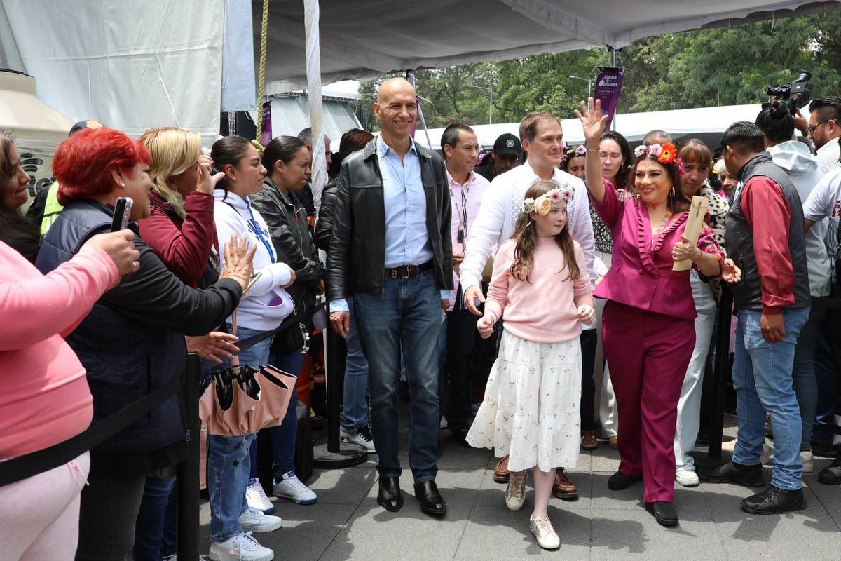AquetzalyPanda's tweet photo. En esa feria habrá un poco de todo ,flores ,cultura ,música y dos grandes personas como lo es Clara y Casarin #FeriaDeLasFlores2025 #Casarín https://t.co/F8dn0HnkRX