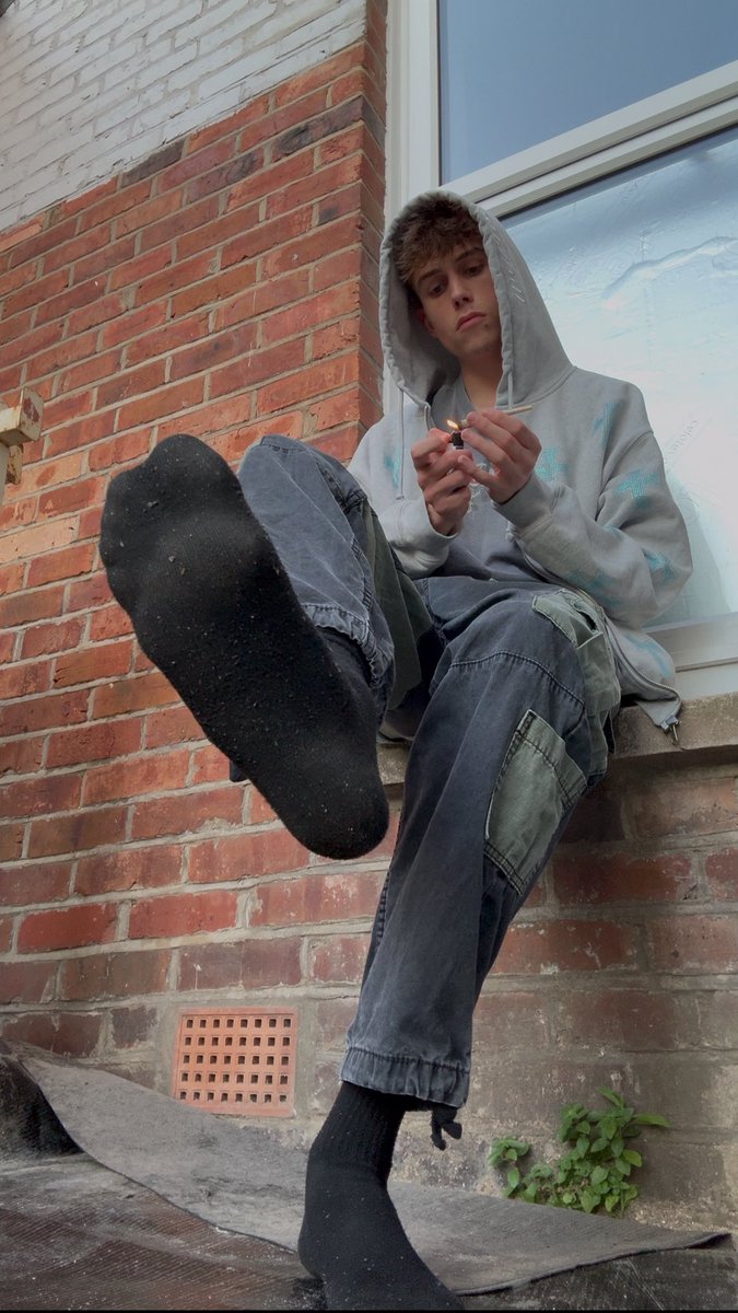 Cashmaster Grey - Findom 🇬🇧 (@debt4grey) on Twitter photo sniff while I light my spliff sniff while I light my spliff