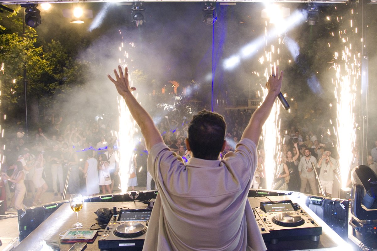 📸 𝗙𝗢𝗧𝗢𝗚𝗔𝗟𝗘𝗥𝗜𝗔 | Así fue el espectáculo de Los40 Antequera Light Fest 2025

➡️ facebook.com/CadenaSERAnteq…

🎉 ¡Gracias por otra noche inolvidable!