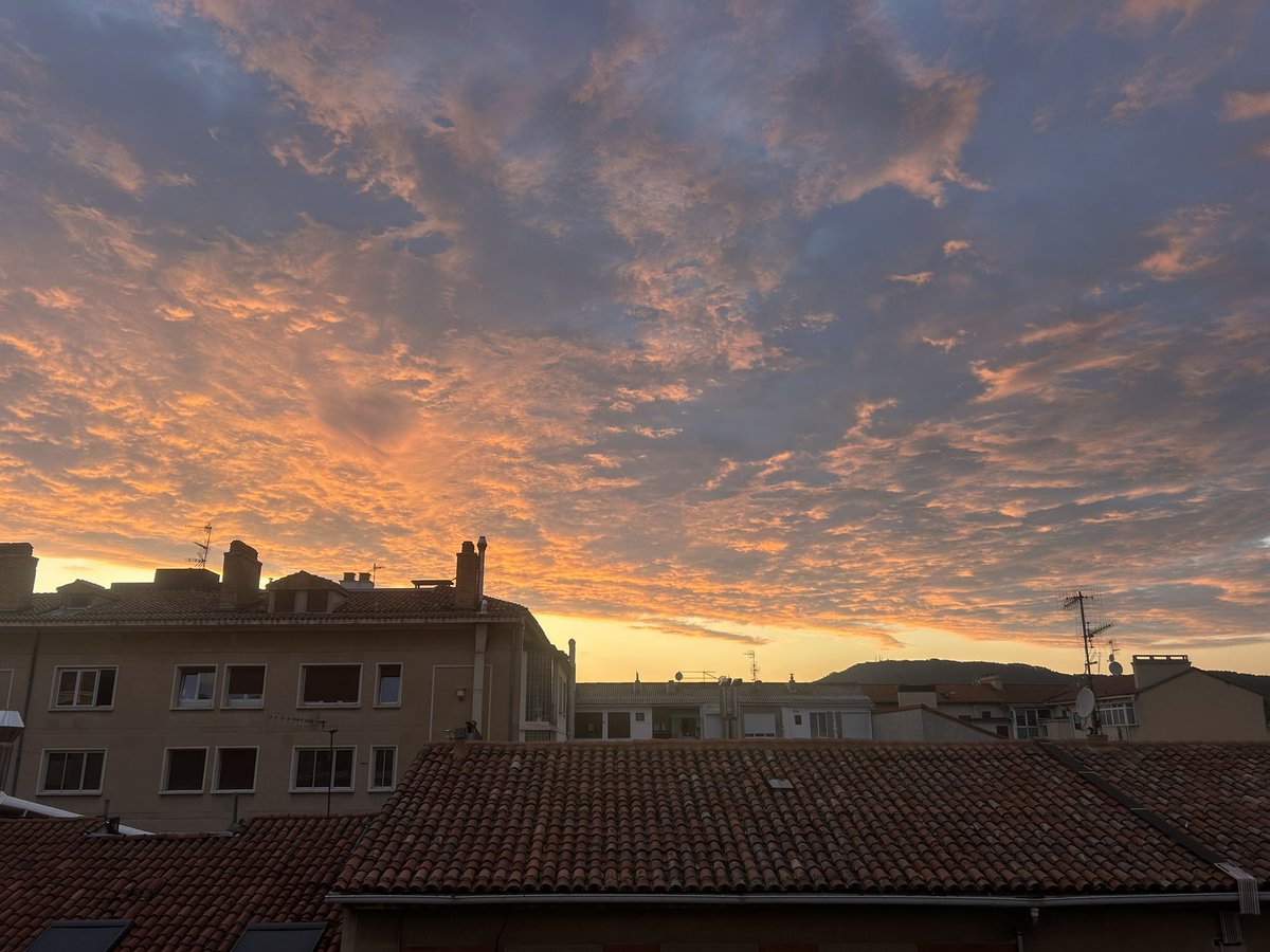 Meteonavarra_'s tweet image. El cielo de Pamplona una poesía 😍