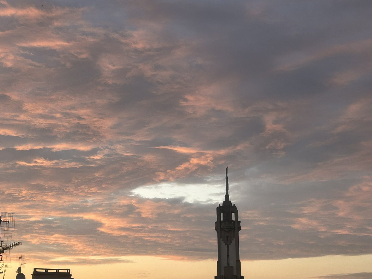 Meteonavarra_'s tweet image. El cielo de Pamplona una poesía 😍