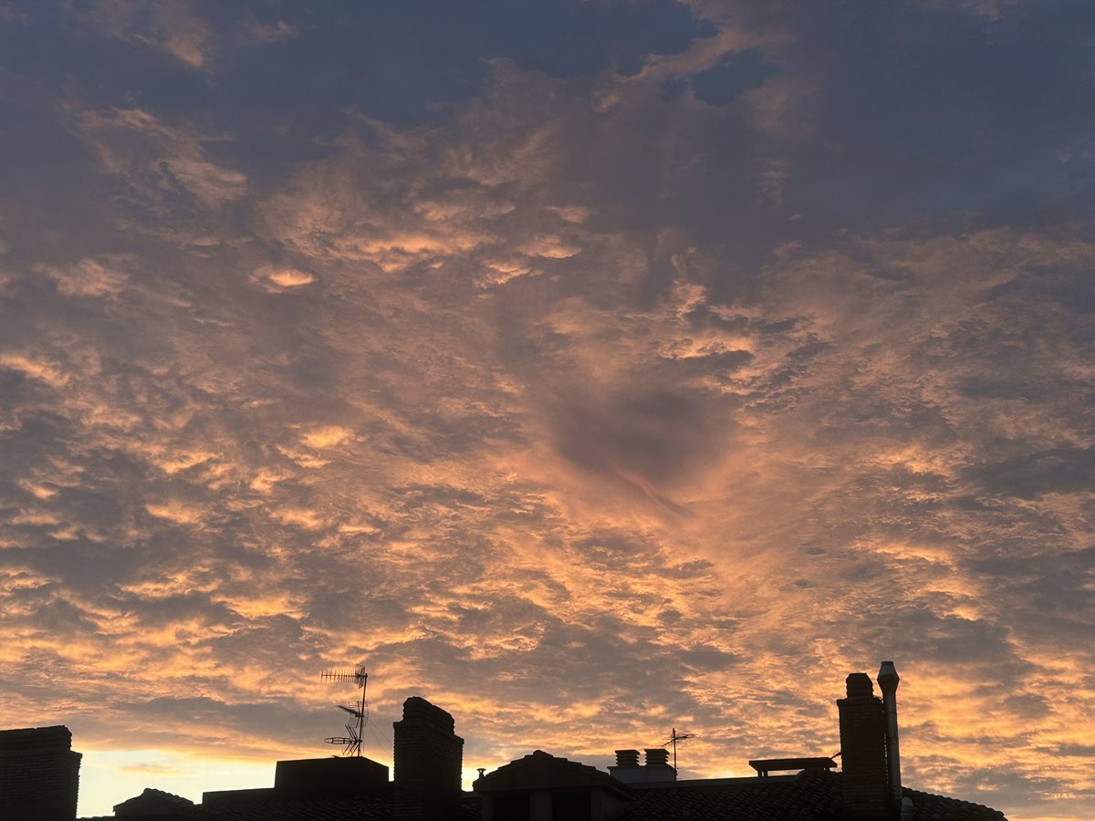 Meteonavarra_'s tweet image. El cielo de Pamplona una poesía 😍