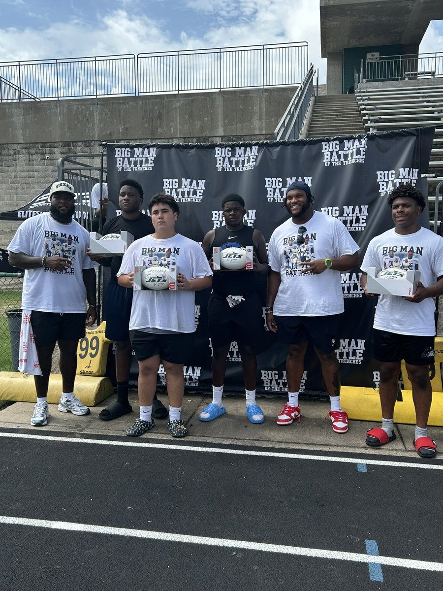 Burr55330Ja's tweet image. Had a great day today at battle of the trenches big man football camp! I went 7&1 in 1v1’s and learned more techniques to help me improve my game. I was also one of the top four campers at the camp today!! @XavierNewman55 @twftraining @CoachKThompson6 @rogers_eugene @dinkylewis