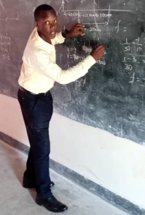 ApolloNdunguts1's tweet photo. I am at risk of suffering from eye, skin, respiratory tract and mucous membrane irritation, which can even lead to lungs, and liver damage due to chalk dust! Assist me to buy a whiteboard,watermarks, computer, and projector. #Firstborns @mkainerugaba @ps_lukwago @Mukulaa #Arts https://t.co/SHY5ENk6lF