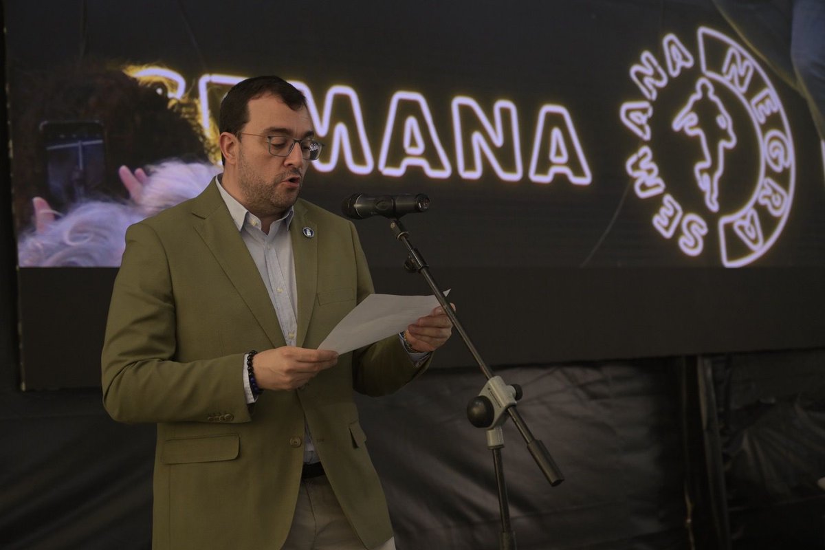 snegra's tweet image. Otros tiempos vendrán.
En su centenario, rendimos homenaje a Ángel González: el poeta de la memoria, la ironía, la ternura y la dignidad.
Porque su voz sigue siendo necesaria.
#SemanaNegra2025 #ÁngelGonzález #CEncuentros #CentenarioÁngelGonzález #Gijón