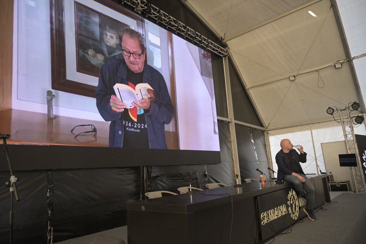 snegra's tweet image. Otros tiempos vendrán.
En su centenario, rendimos homenaje a Ángel González: el poeta de la memoria, la ironía, la ternura y la dignidad.
Porque su voz sigue siendo necesaria.
#SemanaNegra2025 #ÁngelGonzález #CEncuentros #CentenarioÁngelGonzález #Gijón