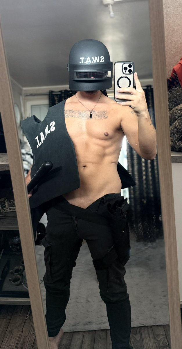 Non les menottes ne tiennes pas toutes seules mais tu sais où aller voir 🚔🚨