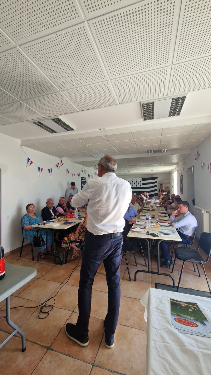 Christel_Henaff's tweet photo. La fédération du @RNational_29 a accueilli ce samedi @GillesPennelle , venu nous parler des décisions prises par Bruxelles pour l'agriculture française. Visite de l'exploitation, cochon grillé et convivialité étaient au programme de cette superbe journée.
#jusqualavictoire https://t.co/irM5Lh0K8G