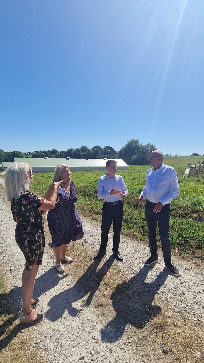 Christel_Henaff's tweet photo. La fédération du @RNational_29 a accueilli ce samedi @GillesPennelle , venu nous parler des décisions prises par Bruxelles pour l'agriculture française. Visite de l'exploitation, cochon grillé et convivialité étaient au programme de cette superbe journée.
#jusqualavictoire https://t.co/irM5Lh0K8G