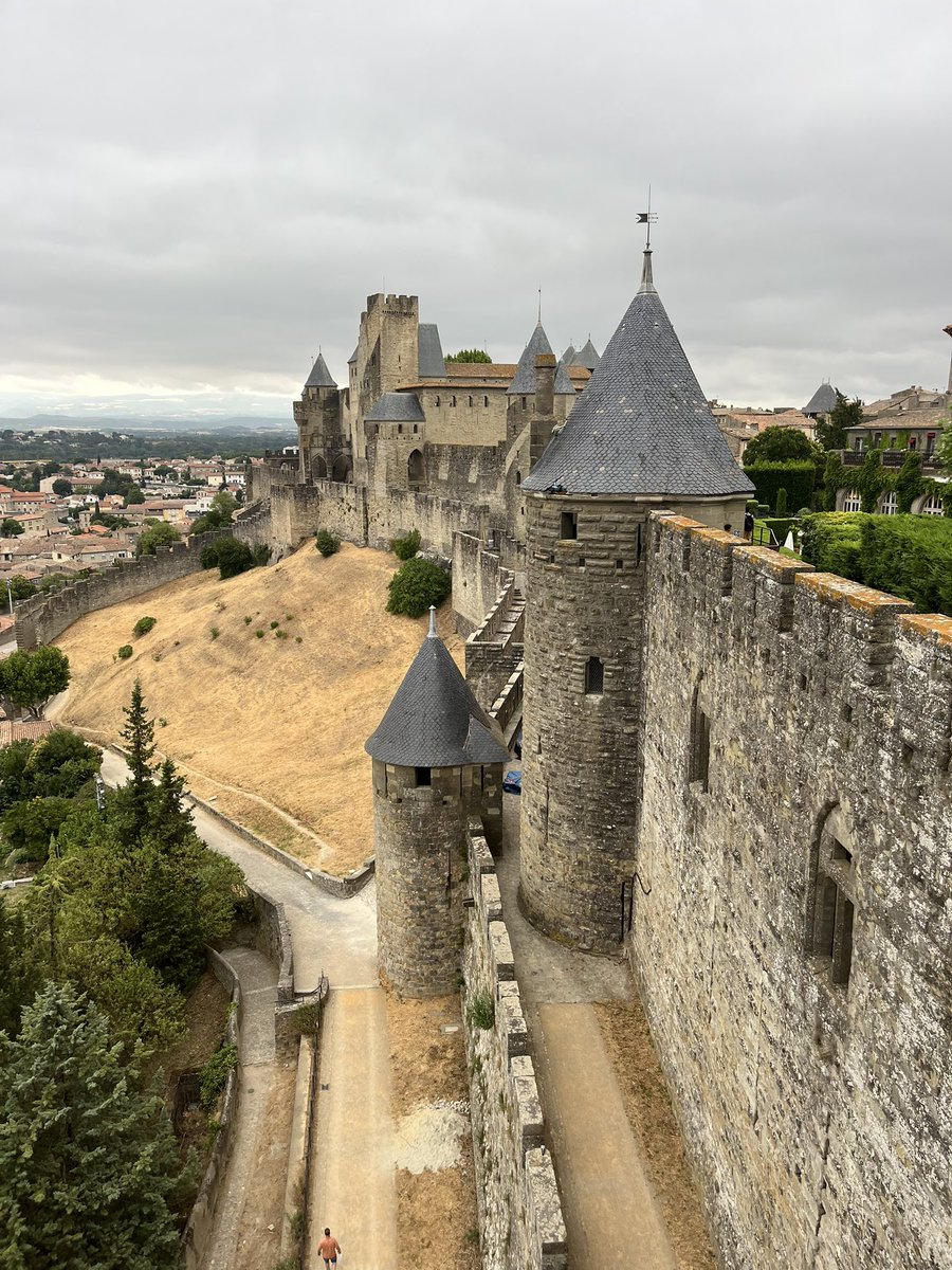 Tellement impressionnant de visiter la cité de Carcassonne. Incroyable forteresse du moyen-âge. On savait bâtir à cette époque les amis 😉🇫🇷