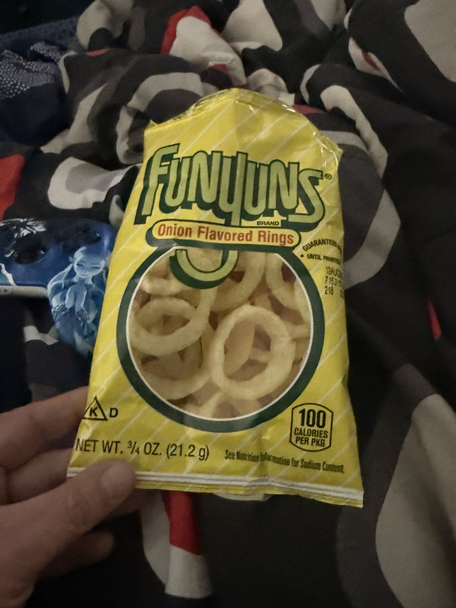 Tech_In_Ed's tweet image. Hey @Fritolay is “Funyuns” singular, or plural? Because my bag says “singular”.