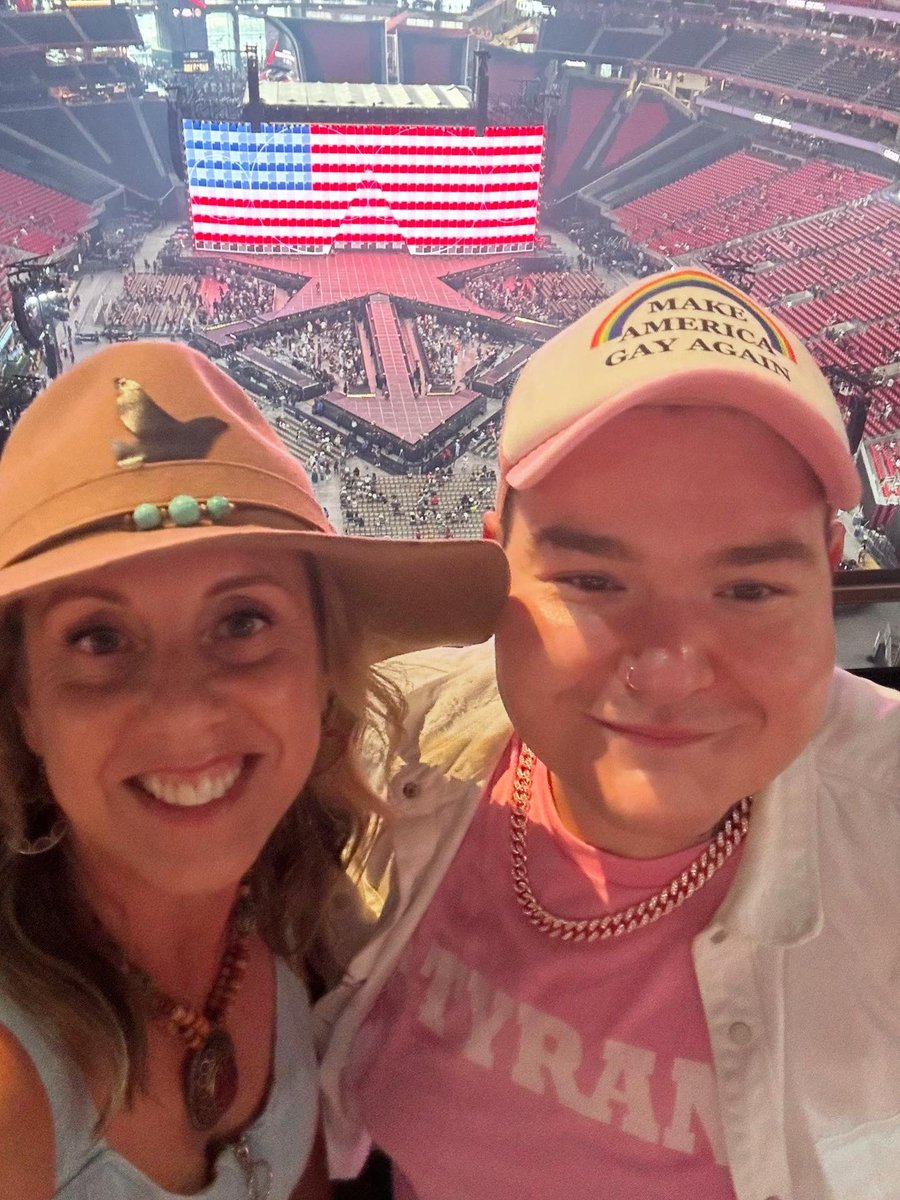 emiranda_writes's tweet image. • vibes • dancing • awe • inspiration • joy • profundity • community •

Beyoncé, you have outdone yourself once again. You are your only competitor 

#OneOfOne
#atlantanight2 of the #Beyoncé #cowboycarter tour and the #rodeochitlincircuit #ATLNight2
