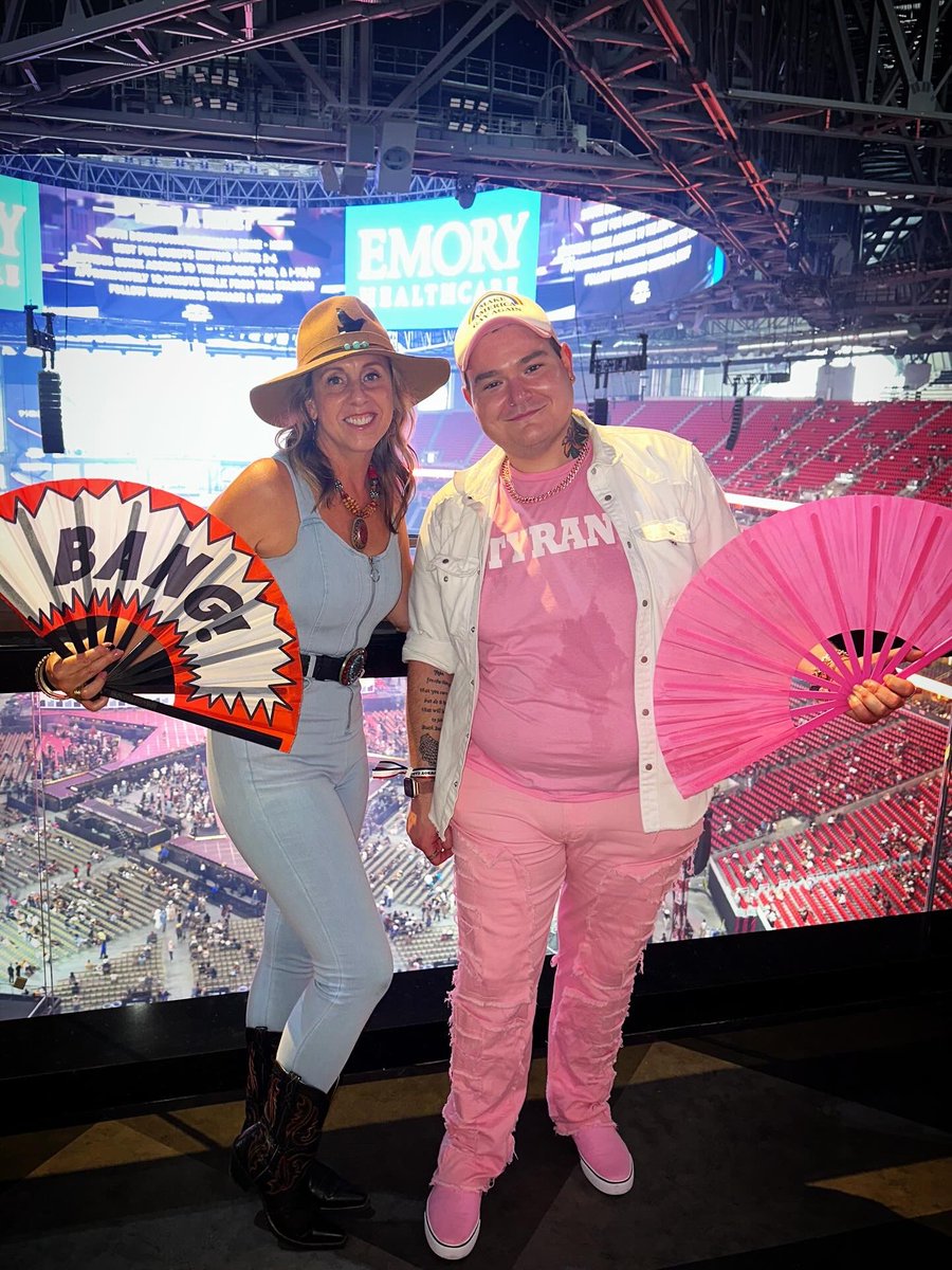 emiranda_writes's tweet image. • vibes • dancing • awe • inspiration • joy • profundity • community •

Beyoncé, you have outdone yourself once again. You are your only competitor 

#OneOfOne
#atlantanight2 of the #Beyoncé #cowboycarter tour and the #rodeochitlincircuit #ATLNight2