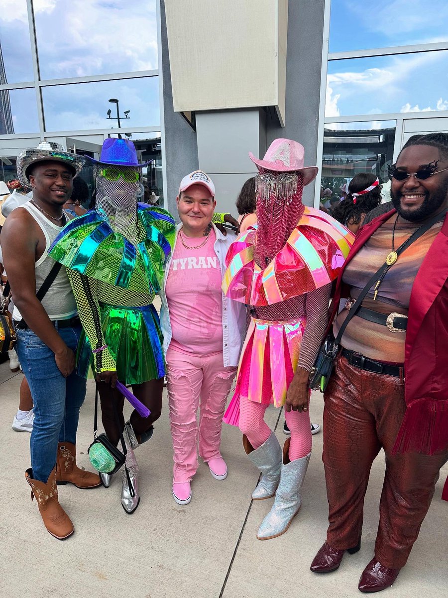 emiranda_writes's tweet image. • vibes • dancing • awe • inspiration • joy • profundity • community •

Beyoncé, you have outdone yourself once again. You are your only competitor 

#OneOfOne
#atlantanight2 of the #Beyoncé #cowboycarter tour and the #rodeochitlincircuit #ATLNight2