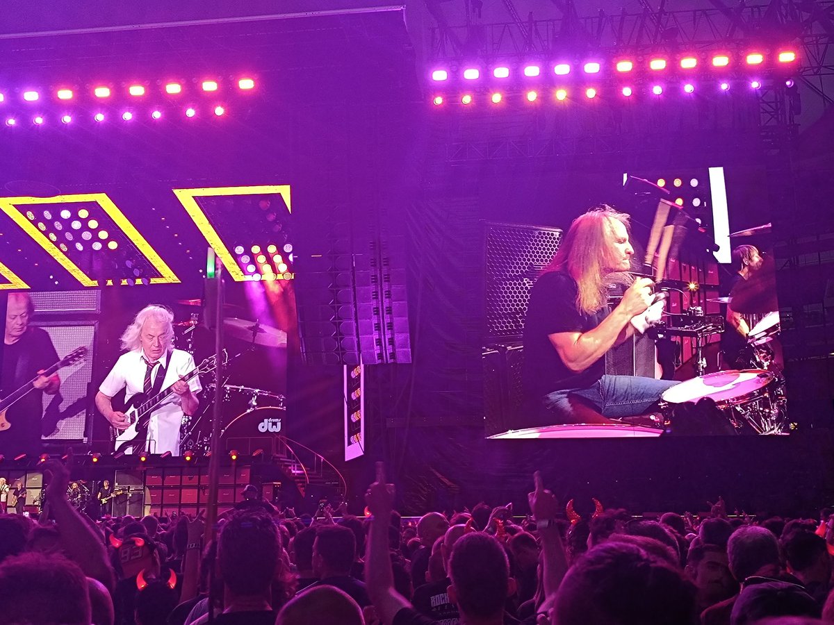 Vuestra casa también. AC/DC