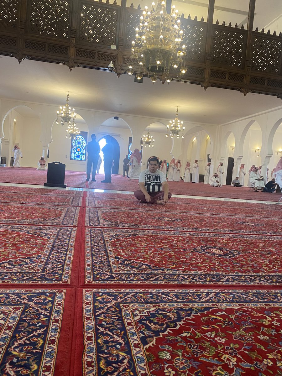 fma966's tweet photo. أنتم شهود الله في أرضه اليوم العصر صلينا على الخال الفاضل #عبدالرحمن_بن_صالح_الشثري أبو هشام رحمه الله.
كانت الجنازة الوحيدة.
المسجد ممتلىء والمعزين من الباب للمحراب.
فهذه الجموع لم تحضر إلا محبةً فيه وعرفاناً لجميله وتقديراً لمكانته وقدره.
فقد كان رجلٌ معطاء ساهم في كثير من أعمال الخير، بيته مفتوح للجميع.
الجميع يثني عليه ويدعو له وهذا هو المكسب الذي يخرج به الإنسان من هذه الدنيا.
******
وهنا مقال لابن العم الدكتور محمد بن عوين عن الفقيد.

https://t.co/FU4x2qYR4h