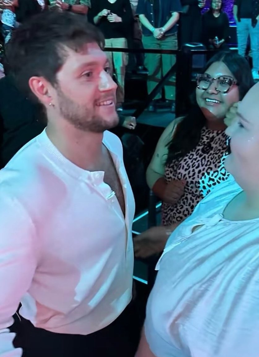 HOLA? EL PELO? LA CAMISA DESABROCHADA?? QUE GUAPOOOO