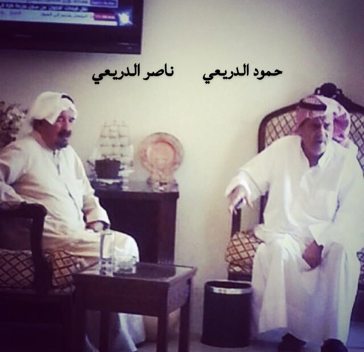 ليته خذاني معك قصاف الارواح 
وش الحياه اللي بعدك انتظرها

ياحافظٍ دينك وياعضو الاصلاح
جنازتك منهو بقى ماحضرها

كنك عريس بمشلحك فوق الالواح
زفوك للجنة و فعلك مهرها 

ومن جسمك المسك المعتّق بعد فاح
كنّه على راع الغسيل اختصرها 

لبسني ولبّس بني عمي وشاح 
وصرنا من اللي مايطاول فخرها