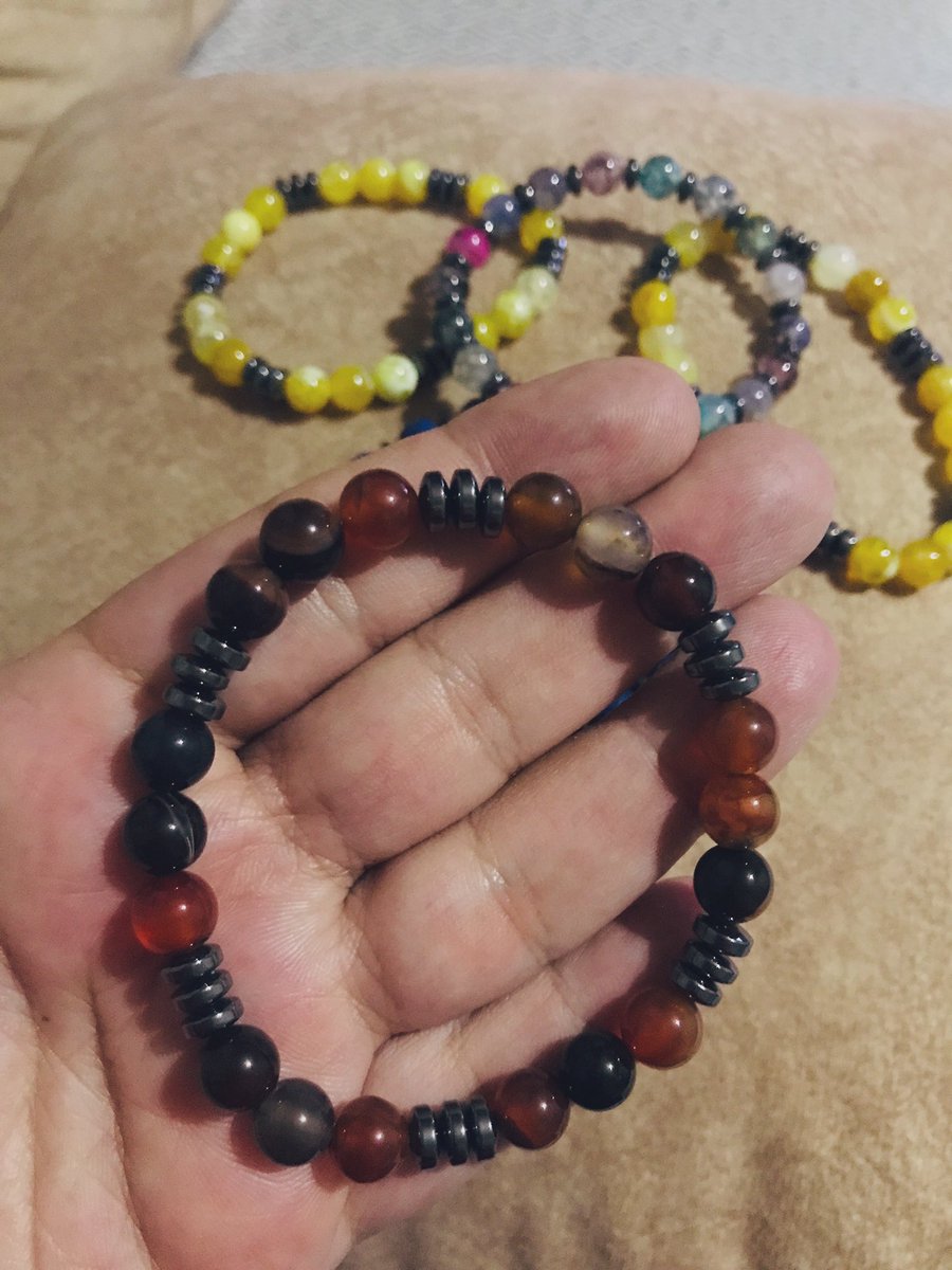 Hayırlı akşam dostlar tamamen doğal taş ile yapılmıs bilekliklerim sipariş icin hazirlar beklerim dostlar birer siparis olusturursaniz sevinirim 🤲🏻💐💛🧡❣️