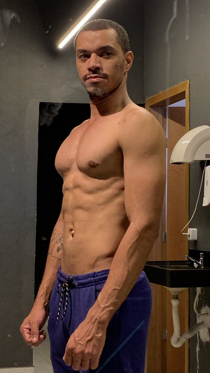 DalistonY's tweet photo. Gostei tanto dessa foto, alguém consegue tirar essa manchas de sujeira no espelho ? ;-; https://t.co/NY0eYUBoj0