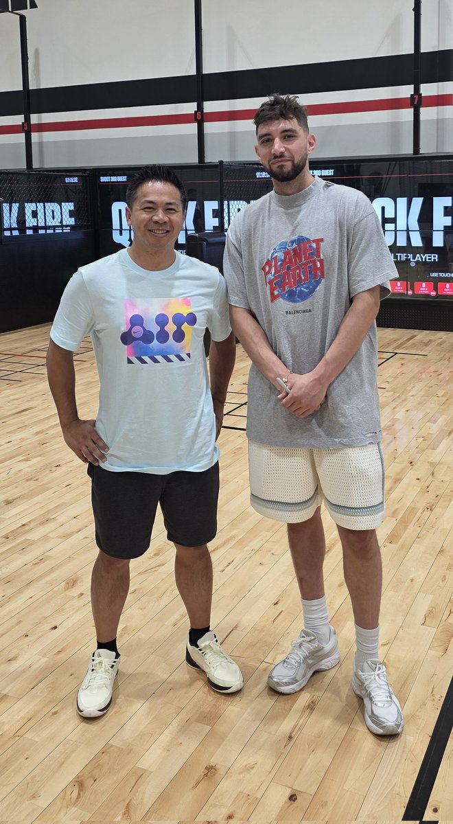 Had a blast at the <a href="/NBATopShot/">NBA Top Shot</a> x <a href="/shoot360/">Shoot 360 | Basketball</a> event! Met a ton of collectors and also had the opportunity to meet Ty Jerome!

Great putting a face with a name <a href="/vinylsneverdie/">Matt (Vinyls)</a>, <a href="/Eisenberg43/">Jacob Eisenberg +</a>, <a href="/Banana_Mac_/">Banana_banking_mac_</a>, <a href="/coultin/">Coultin</a>, <a href="/uel_dee/">Samuel Dee</a>, <a href="/bostonbased420/">BostonBased ☘️</a>, <a href="/ThunderHour/">Jared Magnuson</a>, <a href="/DrNoahFT/">Dr.NoahFT.DPT</a>, &amp; so many others.
