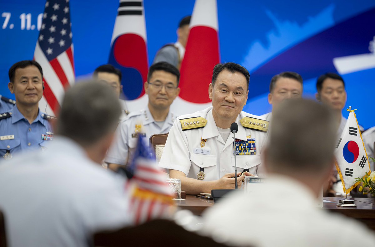 thejointstaff's tweet image. Chairman of the Joint Chiefs of Staff General Dan Caine sat down with his counterparts from #SouthKorea and #Japan to discuss how our militaries can better cooperate to advance our shared security objectives and ensure a #FreeAndOpenIndoPacific.