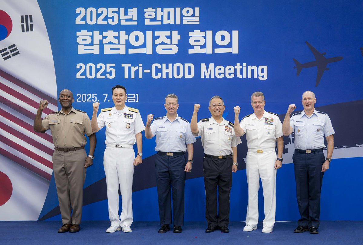 thejointstaff's tweet image. Chairman of the Joint Chiefs of Staff General Dan Caine sat down with his counterparts from #SouthKorea and #Japan to discuss how our militaries can better cooperate to advance our shared security objectives and ensure a #FreeAndOpenIndoPacific.
