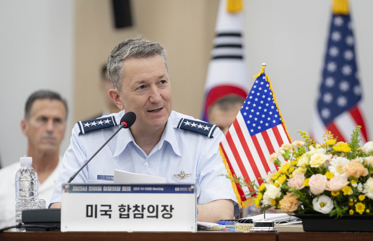 thejointstaff's tweet image. Chairman of the Joint Chiefs of Staff General Dan Caine sat down with his counterparts from #SouthKorea and #Japan to discuss how our militaries can better cooperate to advance our shared security objectives and ensure a #FreeAndOpenIndoPacific.