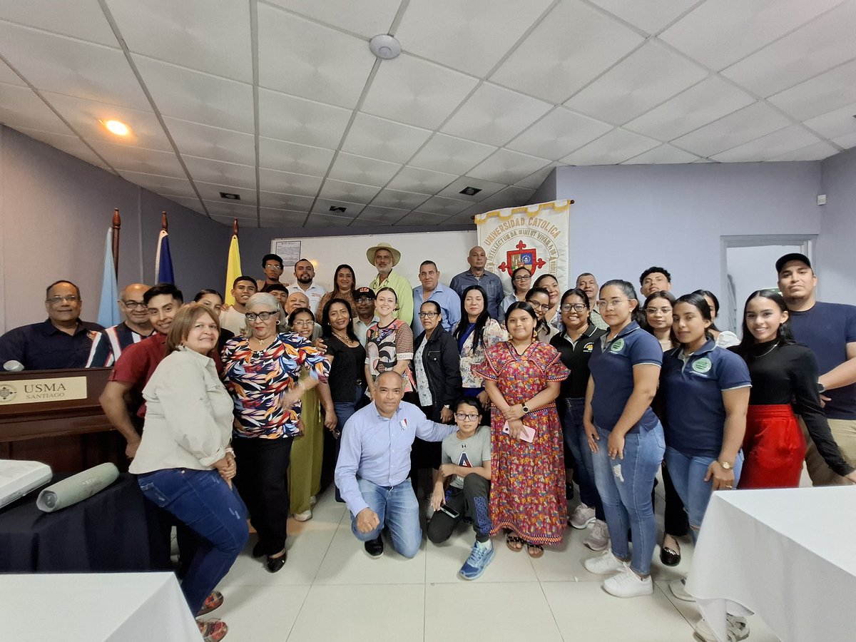 conapevercoc's tweet image. Agremiados de las provincias de Coclé, Herrera, Los Santos y Veraguas, y estudiantes de Periodismo y Relaciones Publicas, participaron de la capacitación "Herramientas Digitales para Periodistas, organizada por el @celapperiodismo y @cnp_panama e impartida por Dalia Pichel.