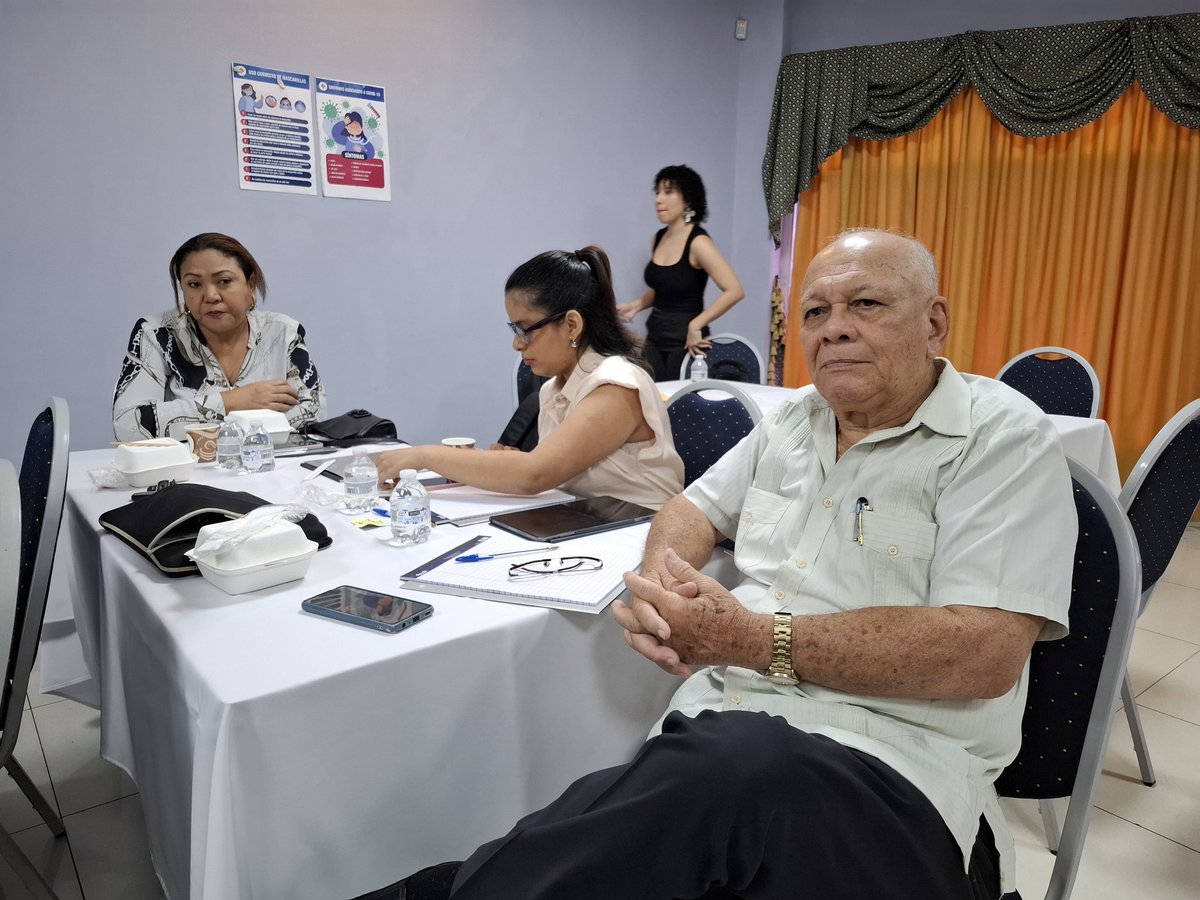 conapevercoc's tweet image. Agremiados de las provincias de Coclé, Herrera, Los Santos y Veraguas, y estudiantes de Periodismo y Relaciones Publicas, participaron de la capacitación "Herramientas Digitales para Periodistas, organizada por el @celapperiodismo y @cnp_panama e impartida por Dalia Pichel.