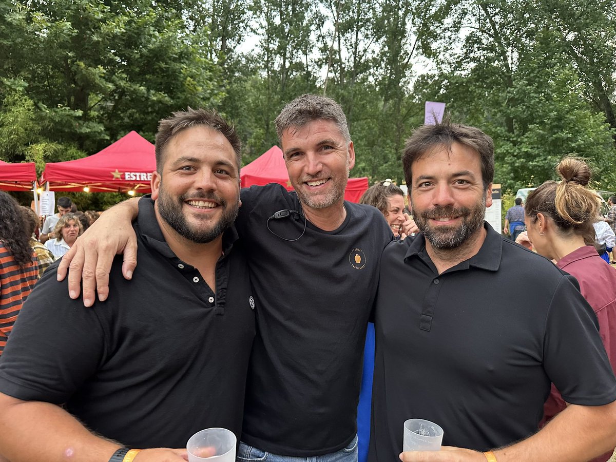 isaacperaire's tweet photo. Ho il.lustro amb una de les ànimes, una foto d’ahir amb el @JoanRamonSoler , perquè a banda que és cosí nostre i sempre ens agrada ‘fardar’ de família ben parida, mereix tots els reconeixements. Agraïment a ell i a tot l’equipàs 🫶✊. Llarga vida al @CantiLaFont ! #Lluçanès (2/2) https://t.co/OZ5EnsT8yA