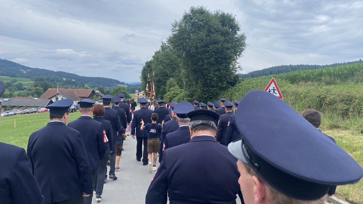 Hut ab! Feuerwehr Kirchaitnach, Lkr Regen, kauft zum 150jährigen Gründungsjubiläum ein GEBRAUCHTES Feuerwehrauto, um Geld zu sparen. Kostet 100 000. Gemeinde kann nur 90 000 zahlen. Bürger sammeln den Rest ein. Würde nur überall so sorgsam mit Geld umgegangen…Und: ein weiterer