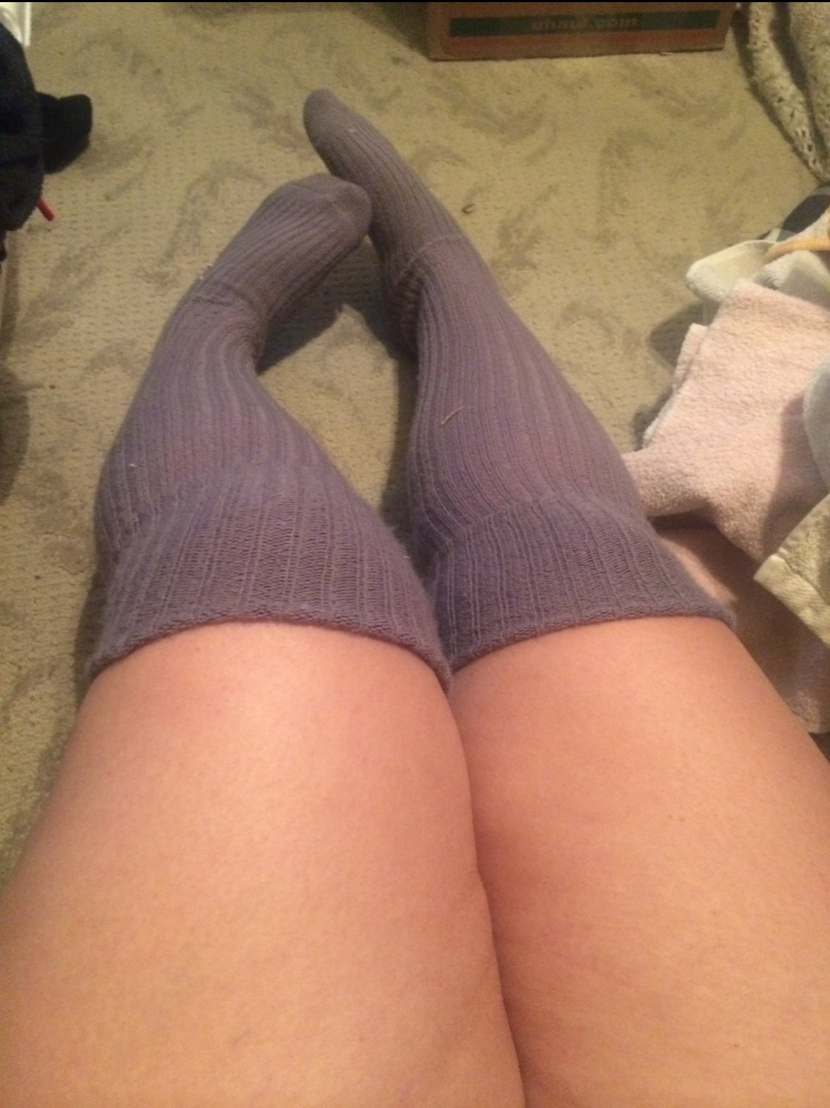 2 pic. I love a good thigh high moment 🖤 #feetfetısh #feetpics #sellingcontent #ThickVibes #thickthighs #thighhighs #socks #footfetısh #littlefeet https://t.co/qmLVcIm1EX