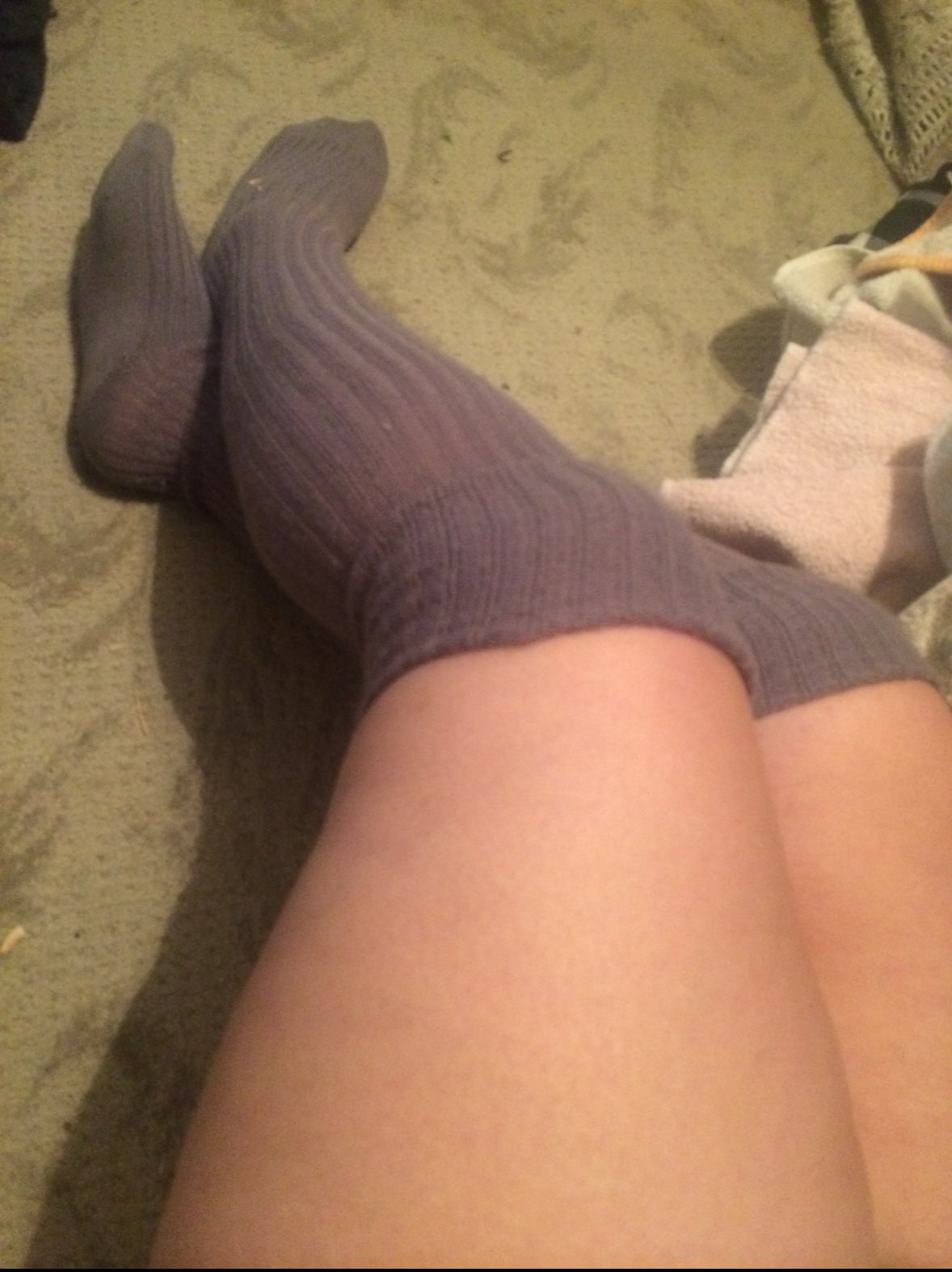 1 pic. I love a good thigh high moment 🖤 #feetfetısh #feetpics #sellingcontent #ThickVibes #thickthighs #thighhighs #socks #footfetısh #littlefeet https://t.co/qmLVcIm1EX