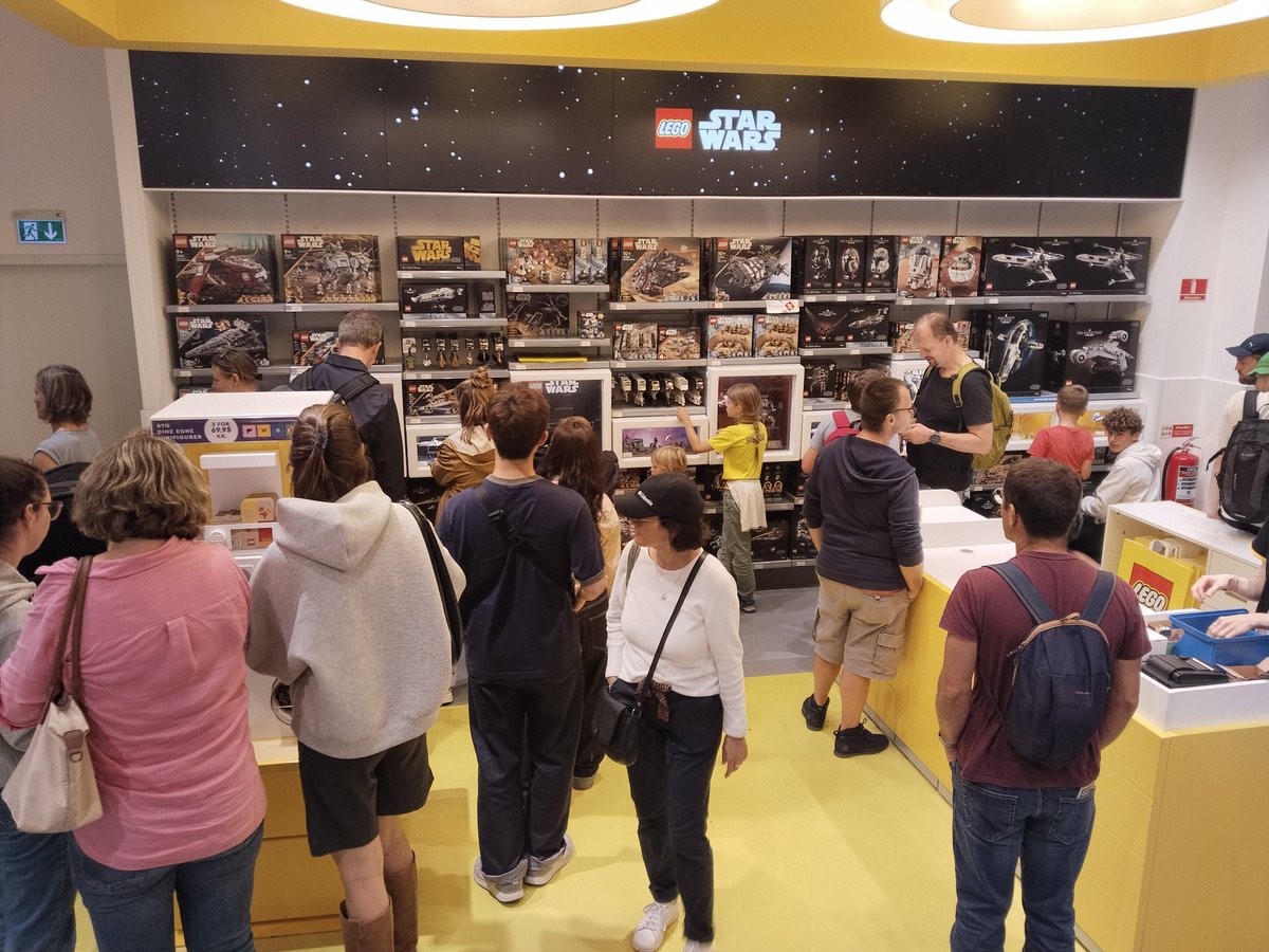 Alleine in diesem Regal im Lego Store Kopenhagen steht Lego im Verkaufswert von deutlich über 20.000 Euro. Ver-rückt.