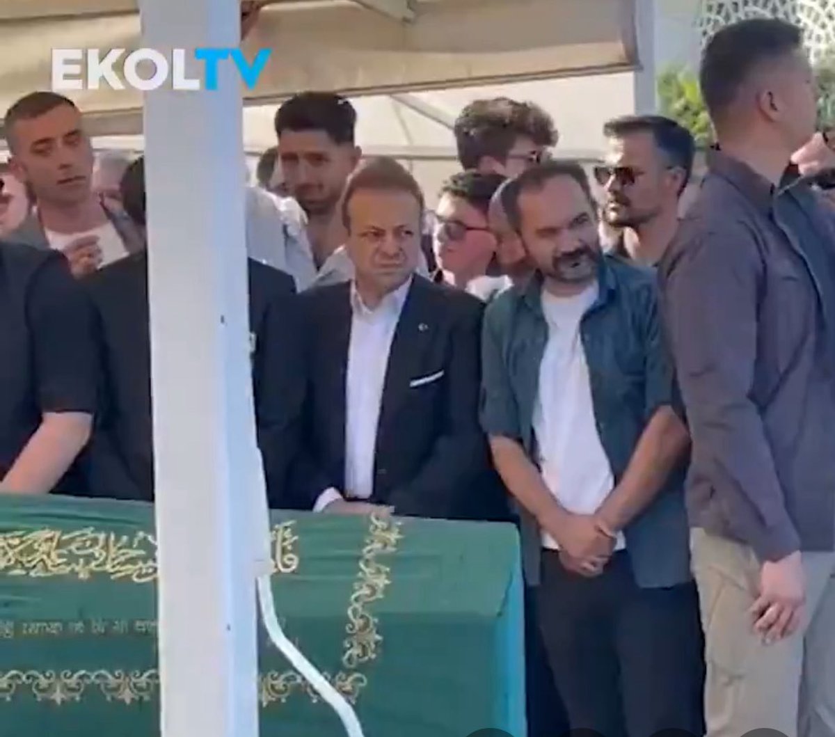 portovecchiaaa's tweet photo. Yiğit Bulut’un cenazesinde en önde durana bak. Bakara makara  egemen bağış. Lan bari Fatiha bilen birini koyun https://t.co/7uOAHTgbqQ
