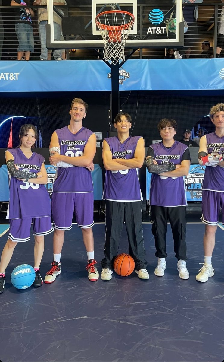 jainalicious's tweet image. OUR TEAM LOOKIN COOL 💜