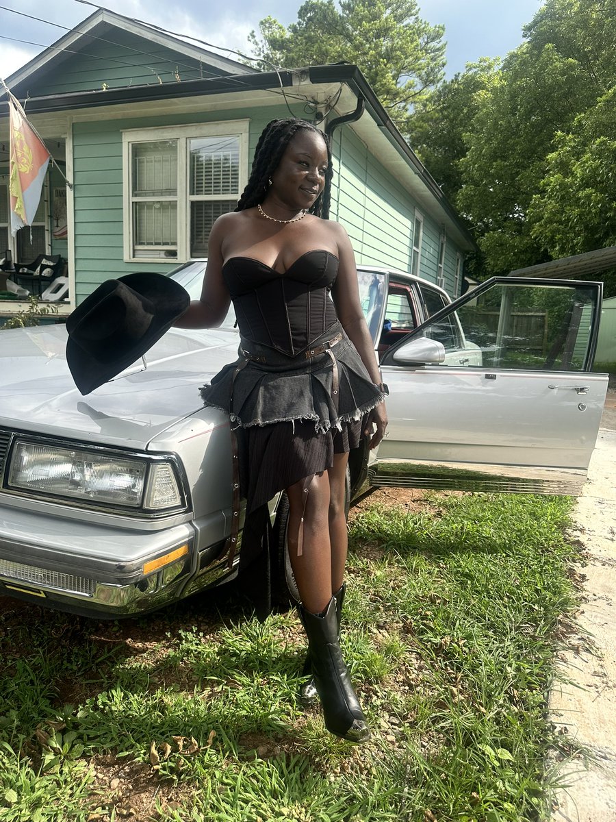 GloCoaNeq's tweet photo. The Black Cowgirl🤏🏿
#CowboyCarterTour #sirdavis #Beyonce #BeyonceATL #DayTwo #fyp #explore https://t.co/nGHDe9ye2f