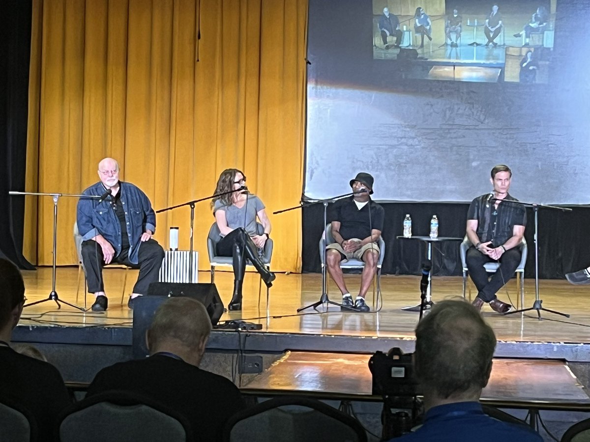 Evan64m's tweet image. Went to a Starship Troopers cast Q+A and it was probably the funniest panel I’ve ever been to, Ironside was absolutely hilarious. He started going on this whole rant about how his father knew Heinlein and how much he hated him and the book lol