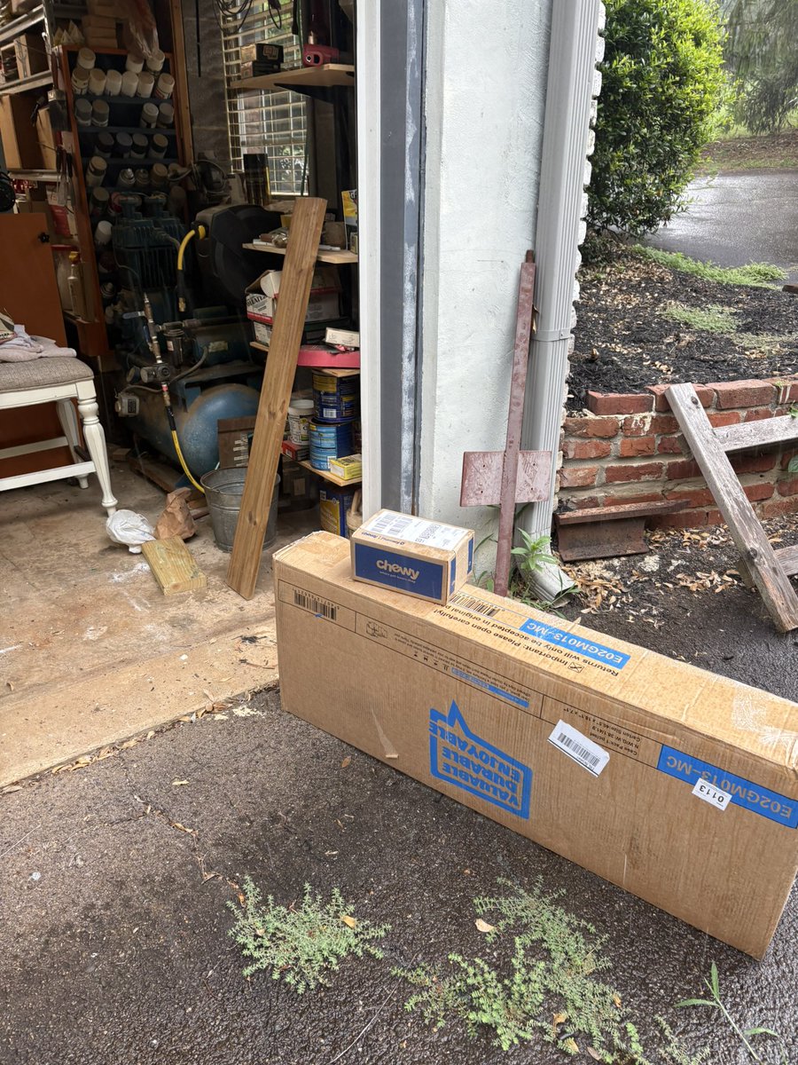 KenBean's tweet photo. Dammit @FedEx AGAIN this is not the front porch but it is out in the rain so there’s that. https://t.co/O2gECIS7m7