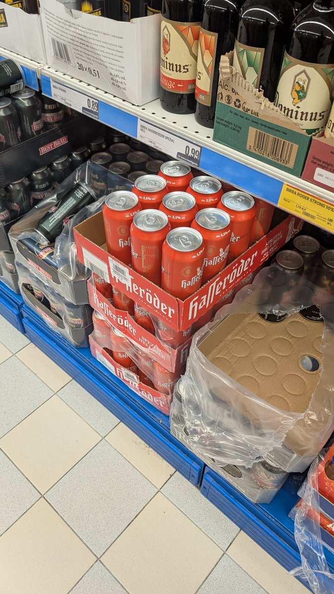 peppinoprisco22's tweet photo. Oggi all'#Eurospin mi sono imbattuto nella Hasseröder, birra della #Turingia, prodotta a #Wernigerode, cittadina bellissima. Birra eccellente e trovarla in Italia mi ha scaldato il cuore. Credo farò la scorta https://t.co/bBFcEOI7HX