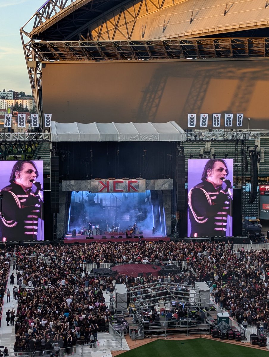 nick_pizz's tweet photo. My Chemical Romance was incredible. Screaming Famous Last Words with a stadium full of people was fucking therapeutic https://t.co/AcL5KW69fI