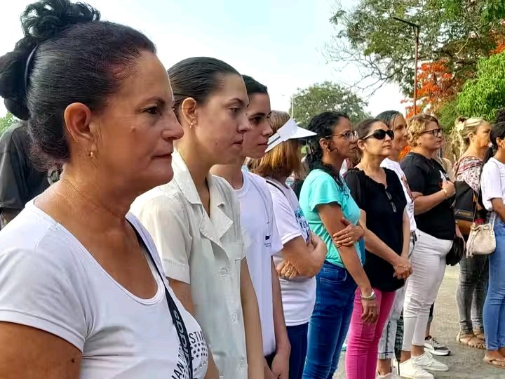 Homenaje a Mariana Grajales Cuello en #Holguín 

Desde la escalinata de la Residencia Estudiantil "La Plaquita, donde se alza la estatua de Mariana Grajales Cuello,  se rindió tributo a esta heroína mambisa, símbolo de maternidad y patriotismo.