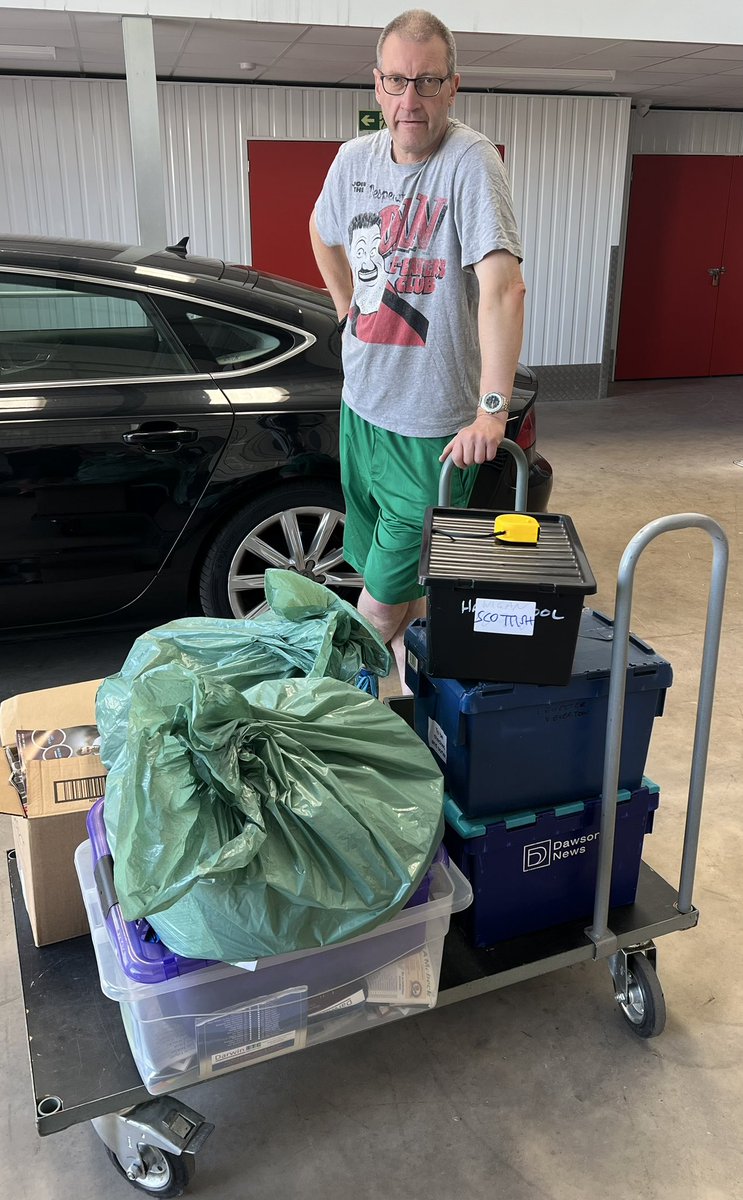 Footyprogramme1's tweet image. One good place in this heatwave is the cool storage units . Very productive day in downsizing project with Edd the Eddsterminator on top form. Programme heaven had thousands of new visitors today unlike me. lol . Back at it tomorrow. Cheers Edd Powell. @EdwinPo10198306