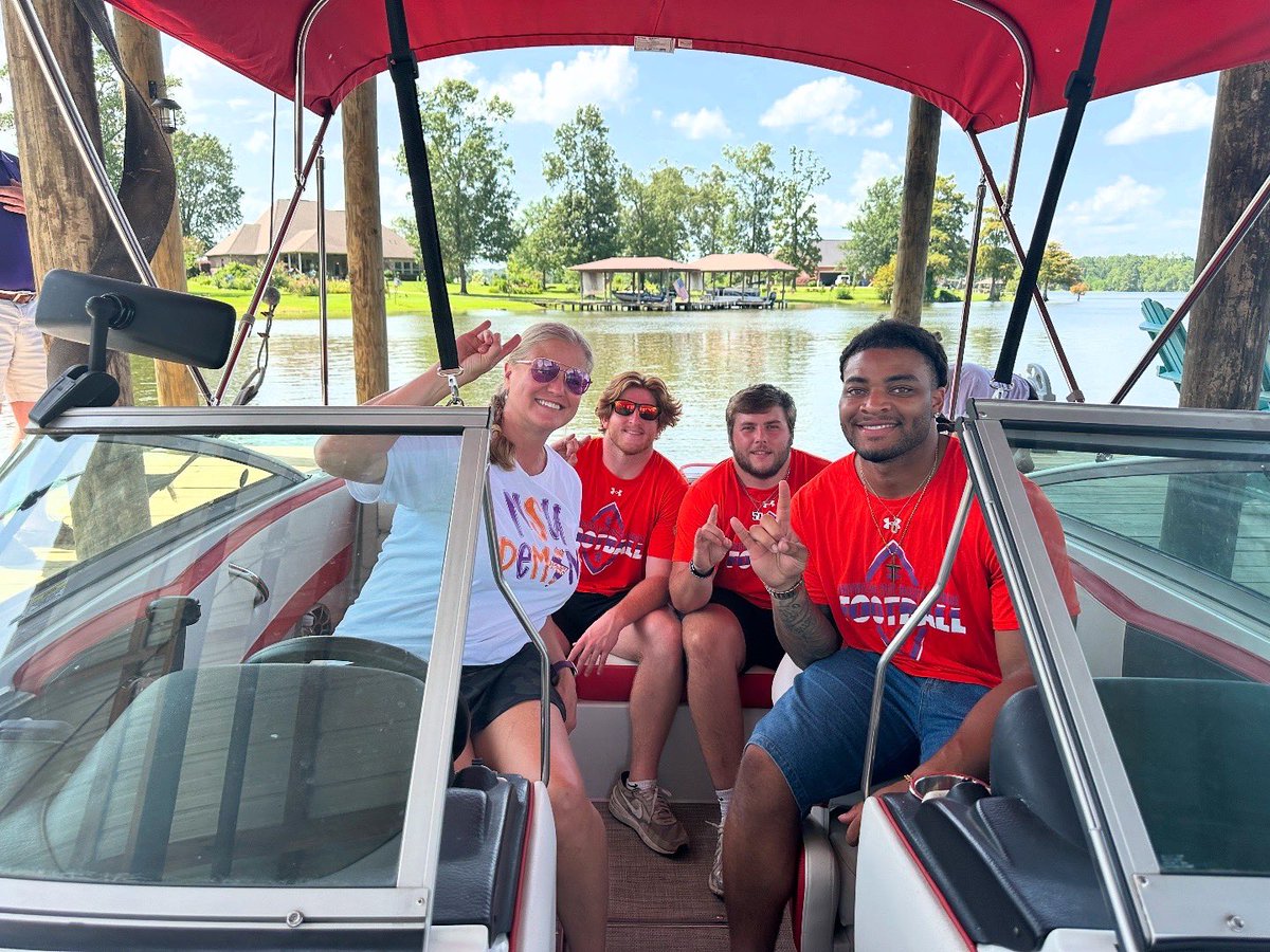 NSUDemons's tweet image. A very special thank you to our boat captains - Dr. Tara Tietjen-Smith, John Evans, and Dustin Cross - for donating their time, boats and excellent company to make this possible! 🫶
#ForkEm #BoatDay25