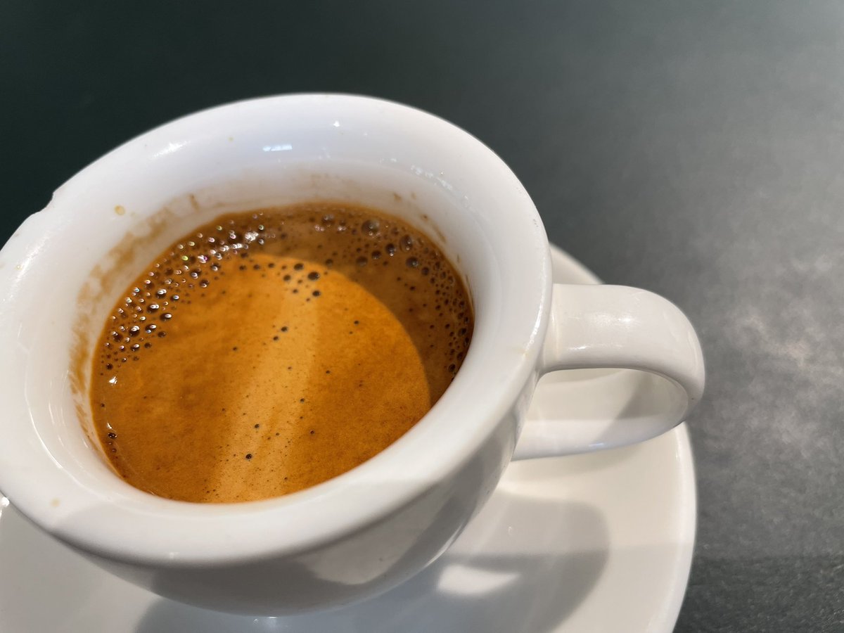 Great espresso in a nice cup from Acme. Thick walls, great handlebars overall a very solid cup ☕️👍
#espresso #barista #coffee